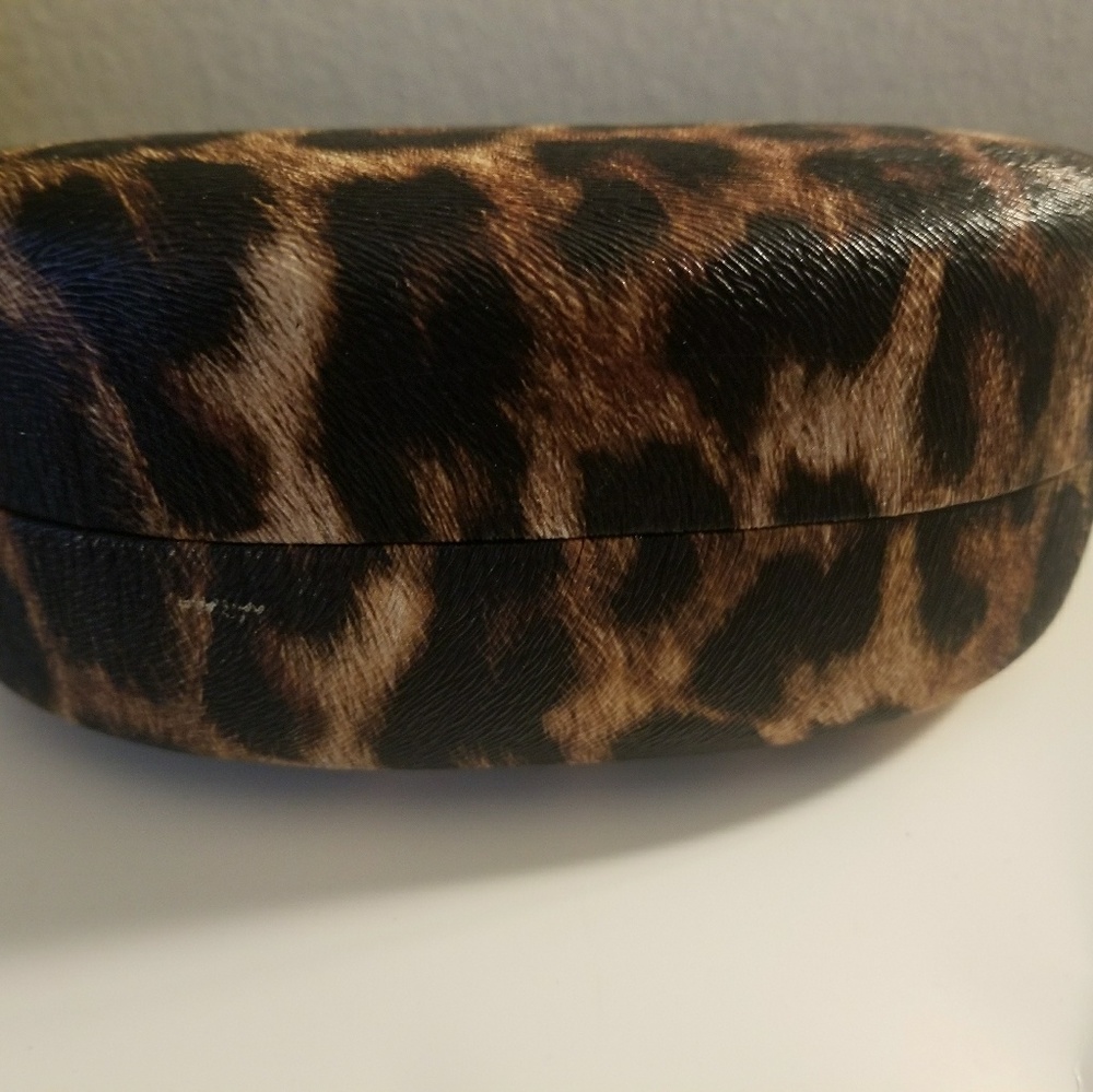 GUESS Sunglasses Case - Picture 2 of 2